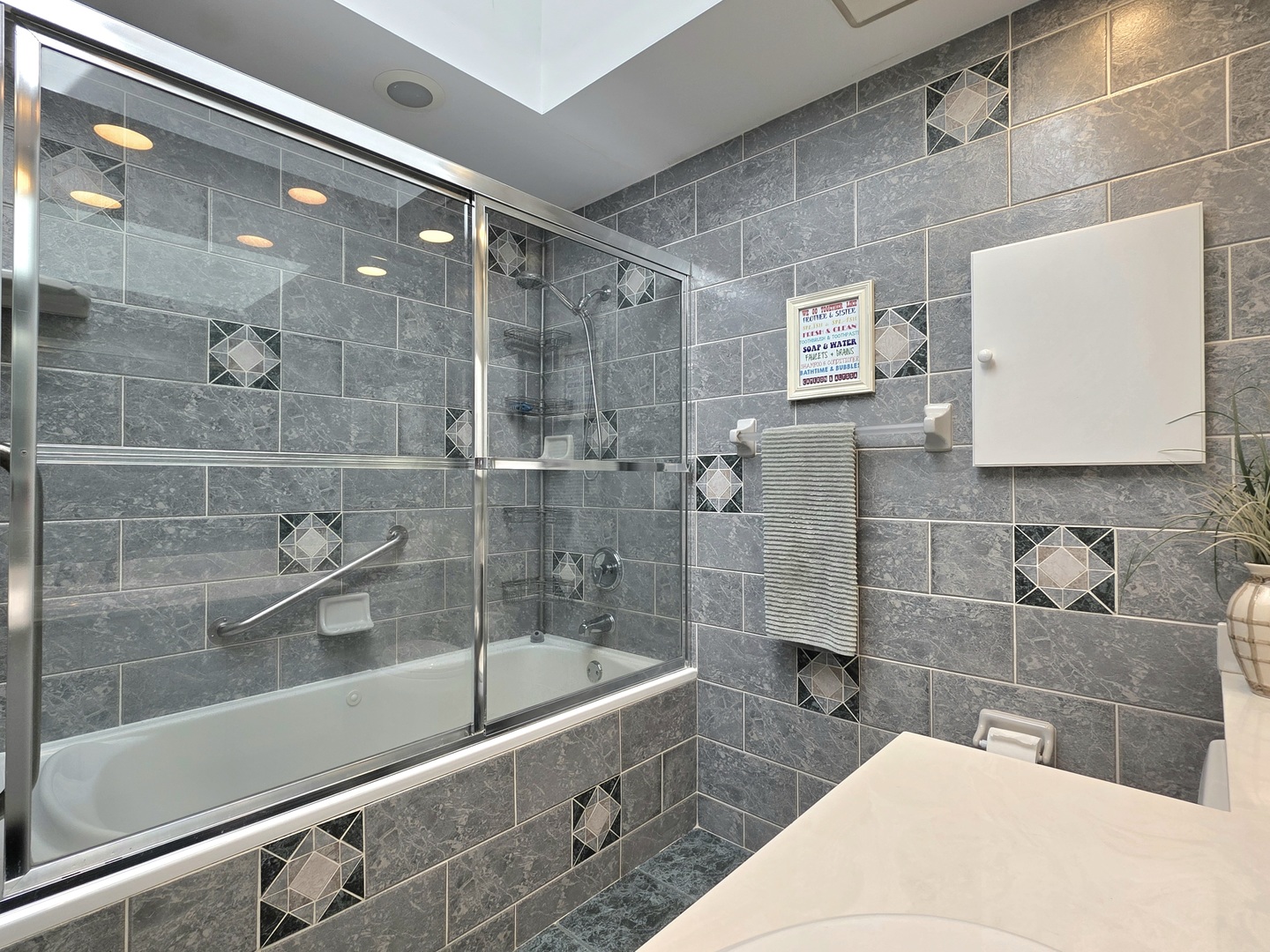 574 Aberdeen Road Frankfort, IL 60423 - Photo 28 of 37 a bathroom with a bathtub and a sink