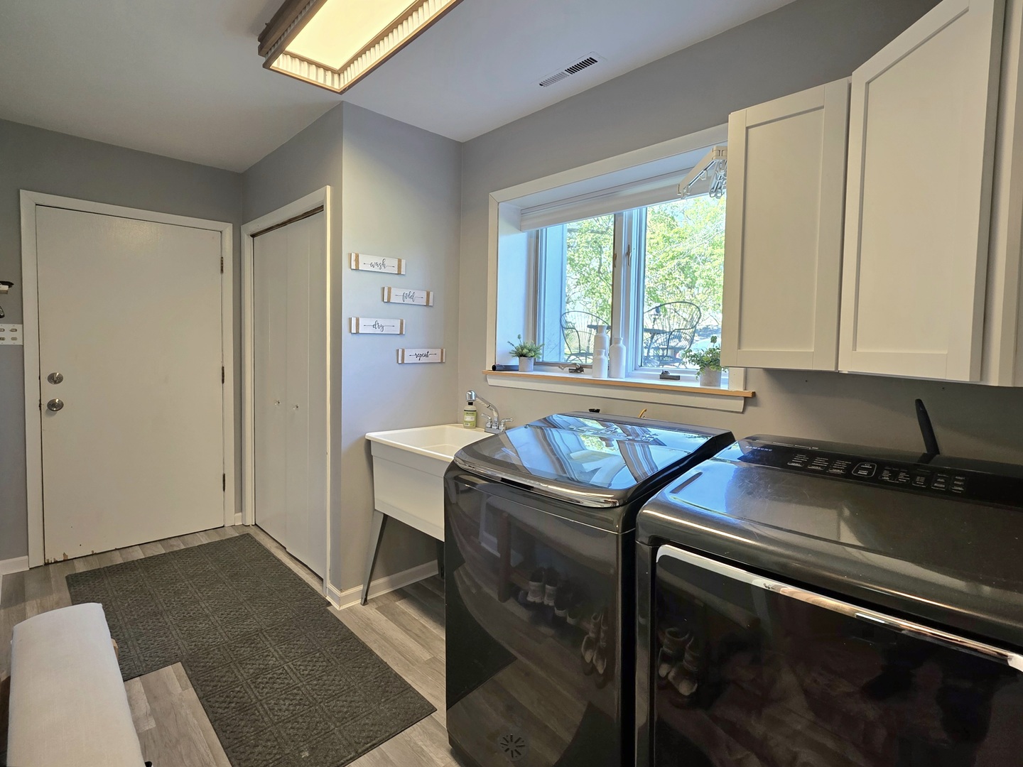 574 Aberdeen Road Frankfort, IL 60423 - Photo 29 of 37 a kitchen that has a sink and a stove in it