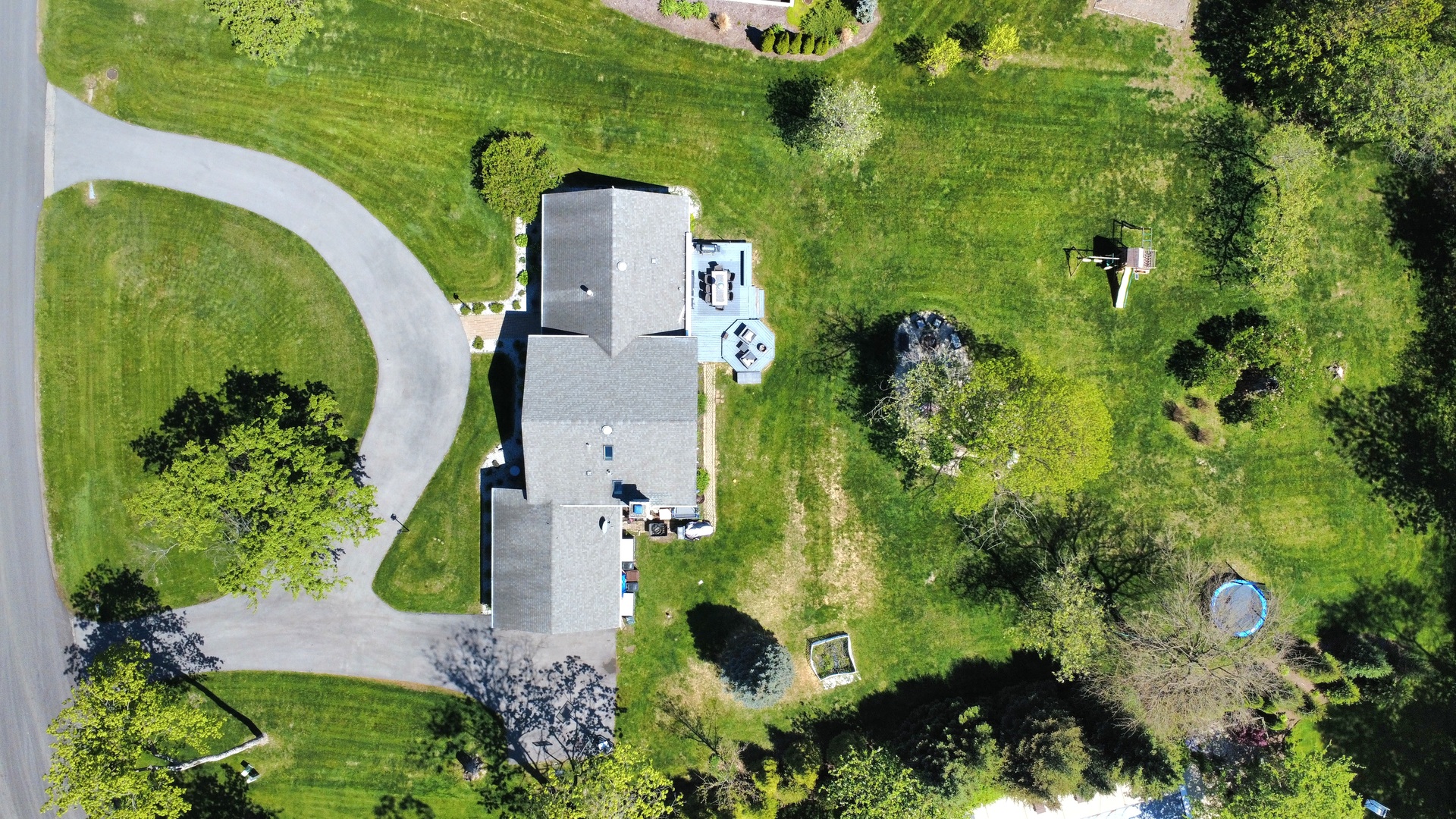 574 Aberdeen Road Frankfort, IL 60423 - Photo 34 of 37 an aerial view of a house with a yard and plants