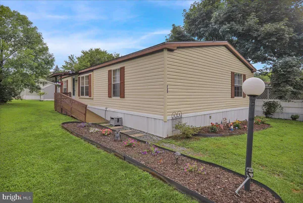 a view of a house with backyard