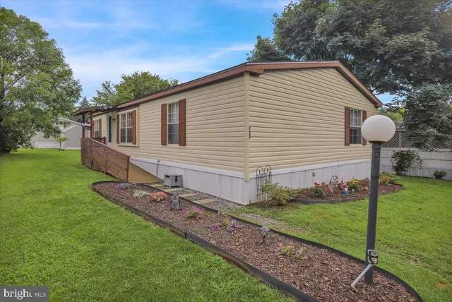 a view of a house with backyard