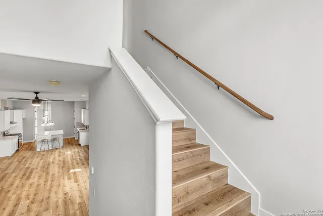 a view of entryway and kitchen