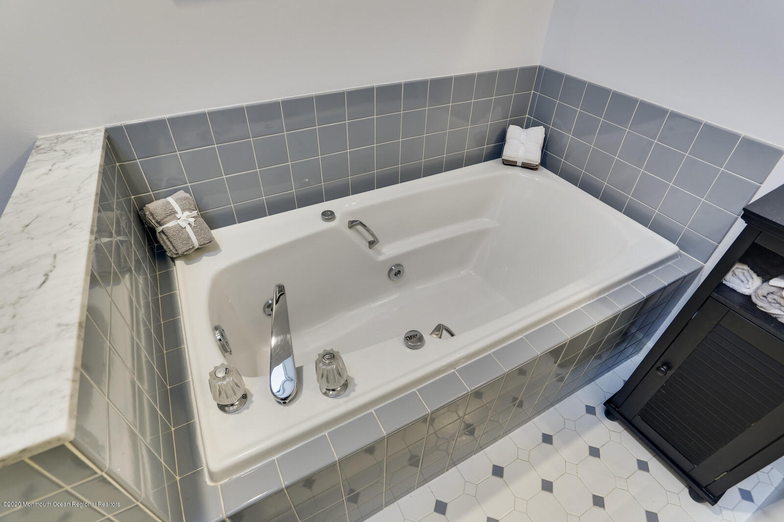 512 Province Line Road Allentown, NJ 08501 - Photo 26 of 38 a bathroom with a bathtub