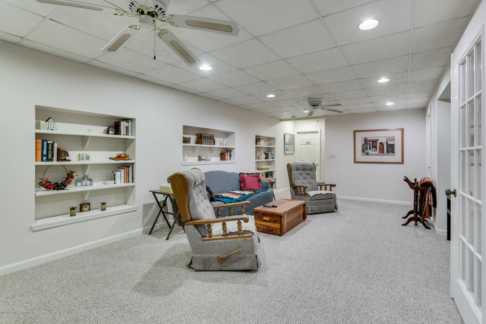 512 Province Line Road Allentown, NJ 08501 - Photo 36 of 38 a living room with furniture