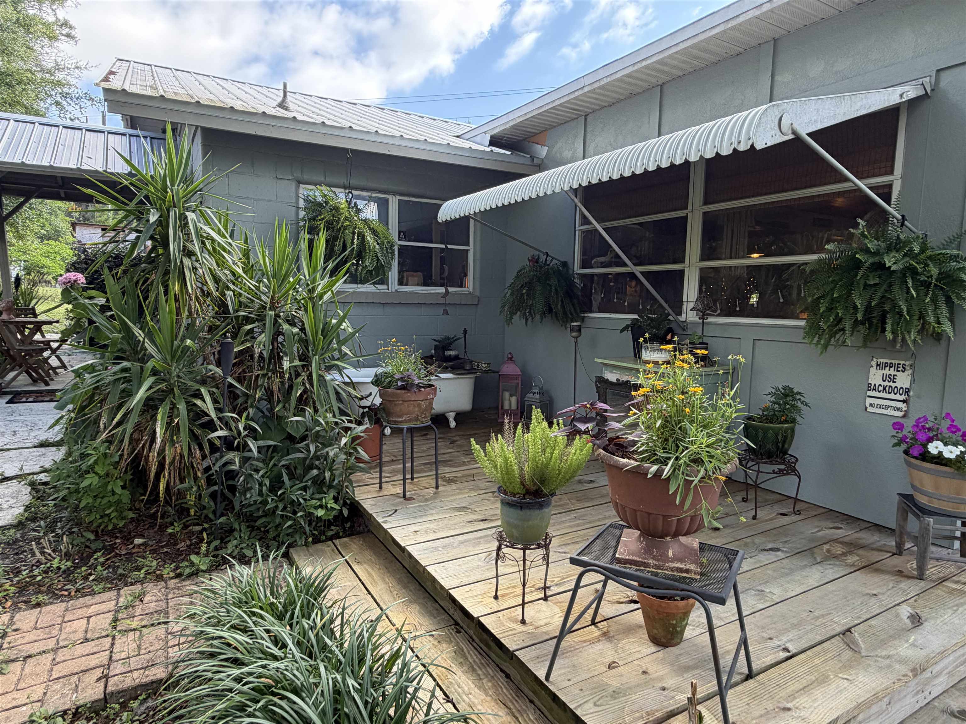 323 Sisco Road Pomona Park, FL 32181 - Photo 15 of 31 a backyard of a house with a table and chairs
