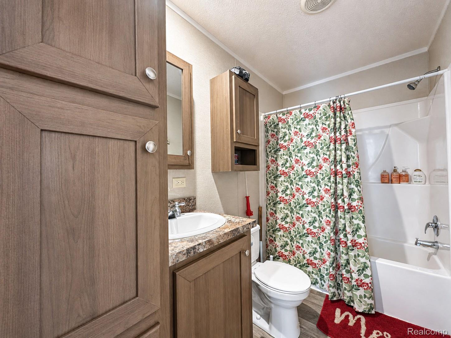 46000 Geddes Road, Unit 379 Canton, MI 48188 - Photo 18 of 19 bath 2.jpg