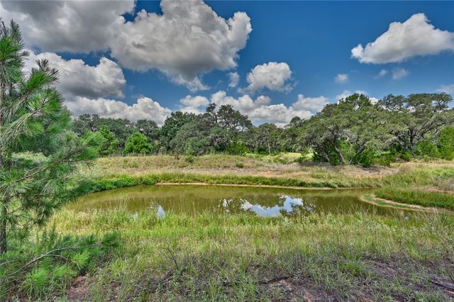 a view of yard with green space