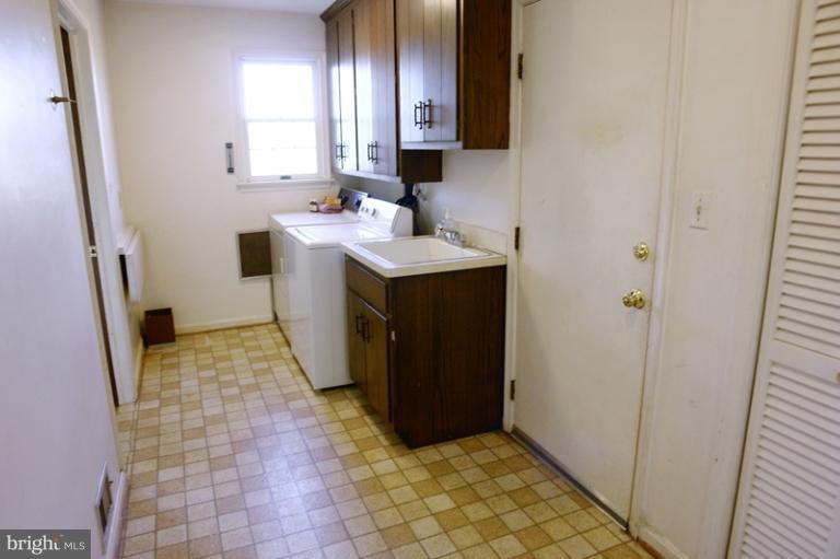 9521 Brink Road Gaithersburg, MD 20882 - Photo 28 of 30 Laundry Room