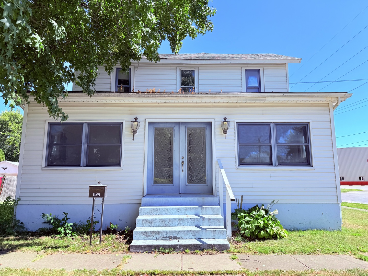 402 North Madison Street Clinton, IL 61727 - Photo 2 of 24 a front view of a house with garden