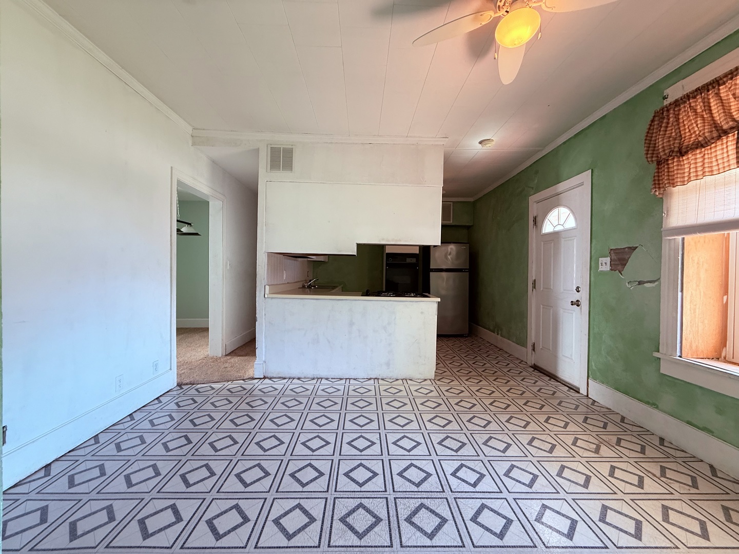 402 North Madison Street Clinton, IL 61727 - Photo 3 of 24 a view of a utility room