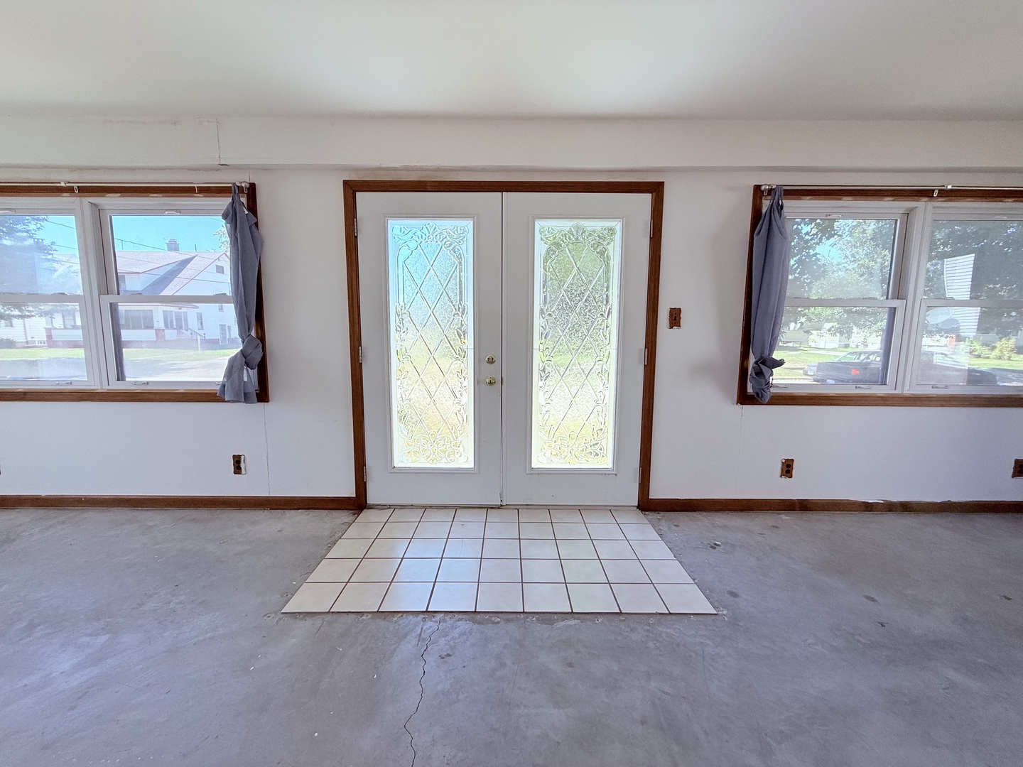 402 North Madison Street Clinton, IL 61727 - Photo 8 of 24 an empty room with windows