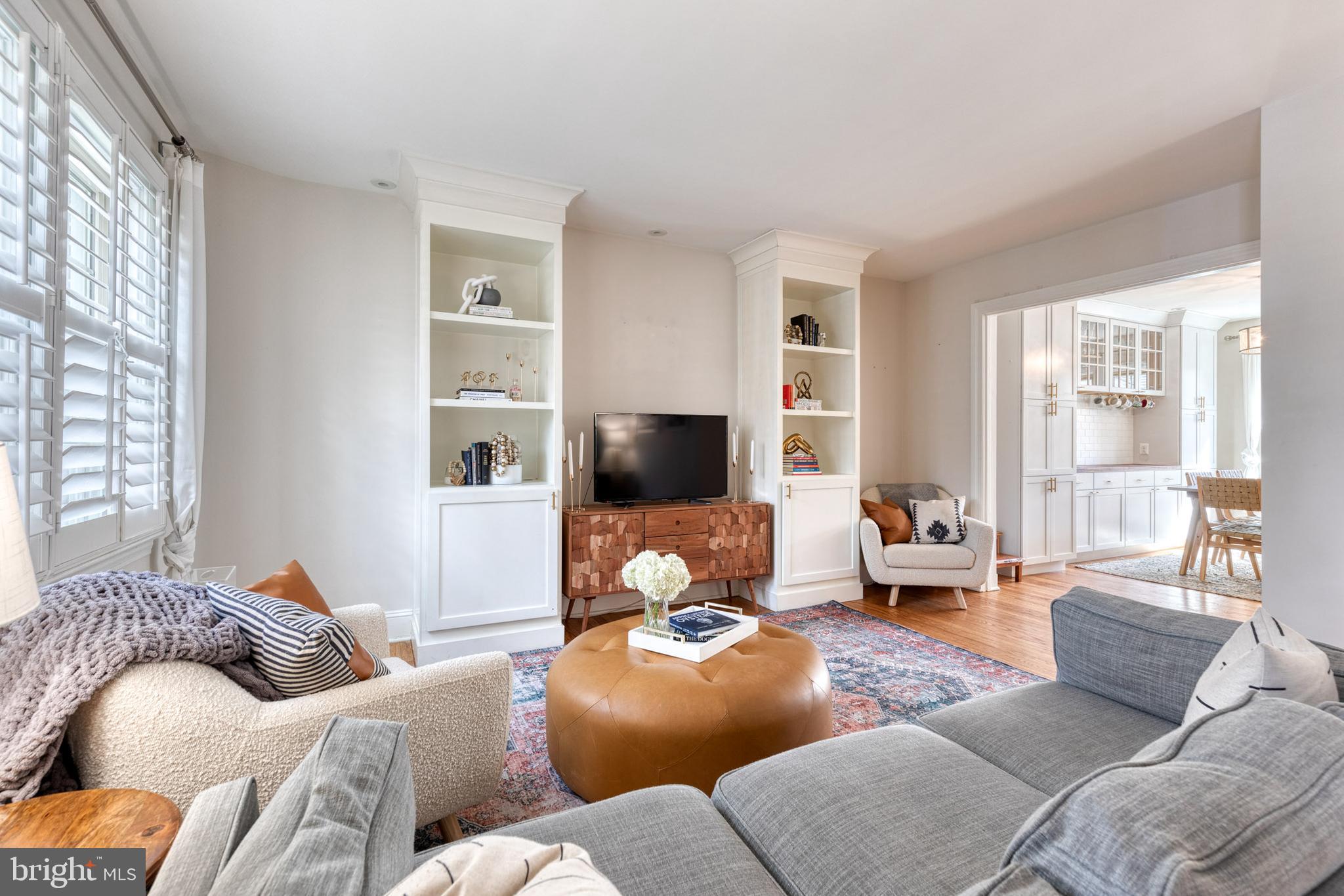 217 Dunkirk Road Baltimore, MD 21212 - Photo 3 of 31 Living room with built-ins