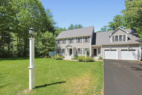 $939,900 | 15 Oak Hill Avenue, Wrentham, MA 02093