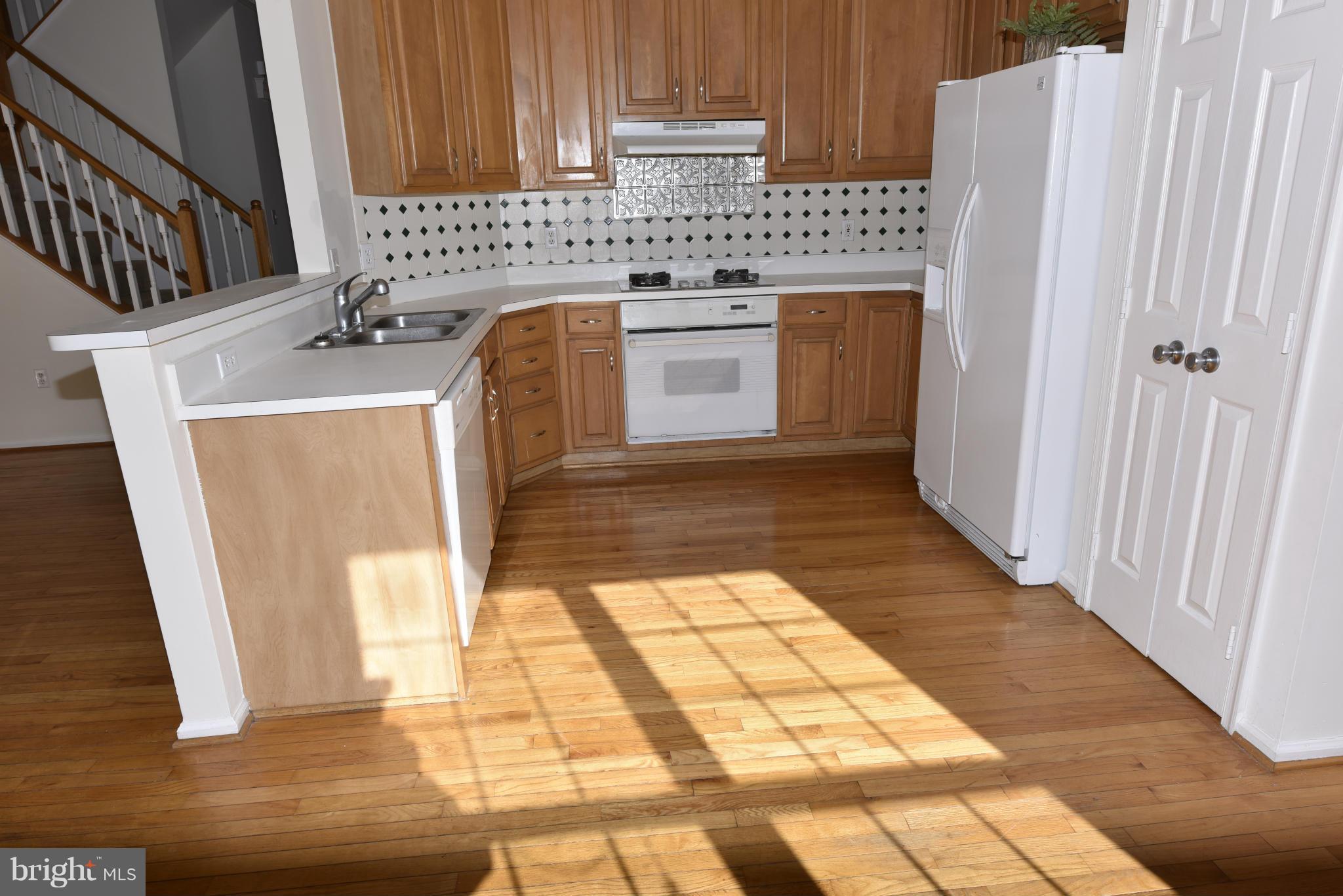 20671 Riptide Square Sterling, VA 20165 - Photo 8 of 30 Kitchen