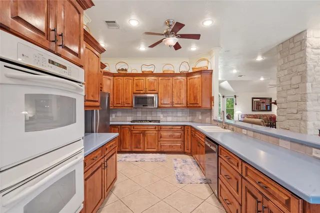 $1,000,000 | 32770 Willow Bend Lane, Waller, TX 77484