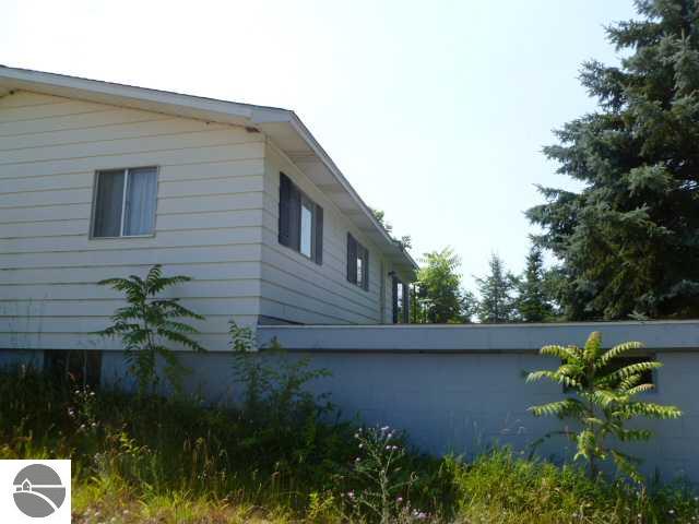 7748 Bates Road Williamsburg, MI 49690 - Photo 4 of 25 1738794-3.JPG
