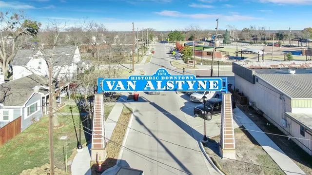 $295,000 | 271 East Houston Street, Van Alstyne, TX 75495