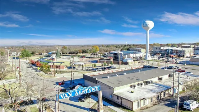 $295,000 | 271 East Houston Street, Van Alstyne, TX 75495