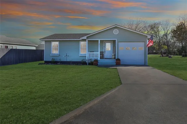 $295,000 | 271 East Houston Street, Van Alstyne, TX 75495