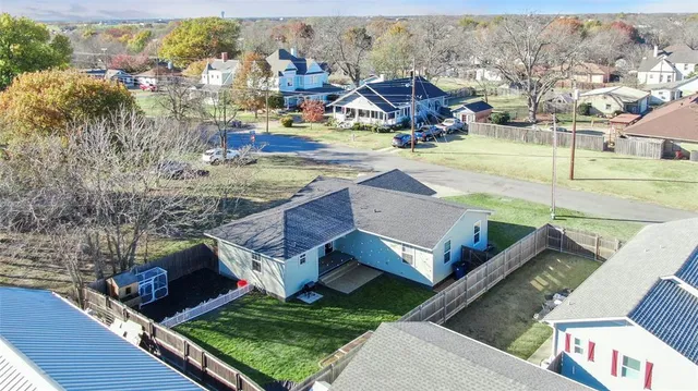 $295,000 | 271 East Houston Street, Van Alstyne, TX 75495