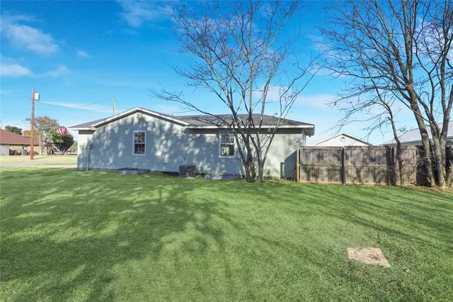 $295,000 | 271 East Houston Street, Van Alstyne, TX 75495