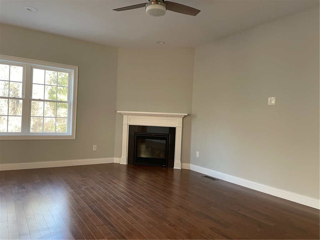 22 Leighas Lane, Unit 107 Coventry, RI 02816 - Photo 4 of 9