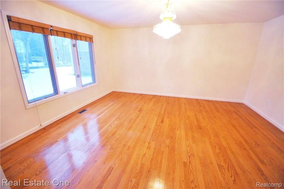 331 Mystic Valley Rochester, MI 48307 - Photo 6 of 39 7.JPG