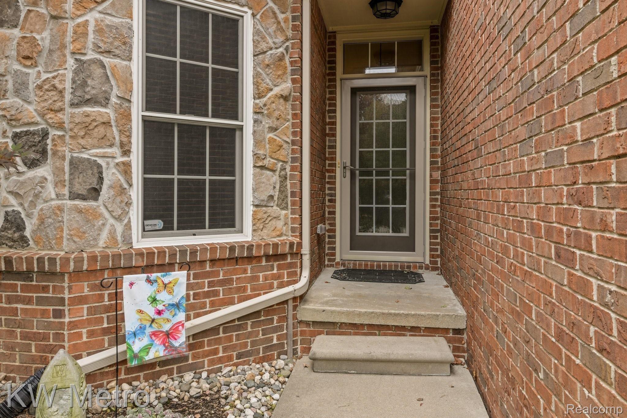 687 Mountain Circle Rochester, MI 48306 - Photo 4 of 40 4-web-or-mls-687 Mountain Circle - Rochester Hills037.jpg