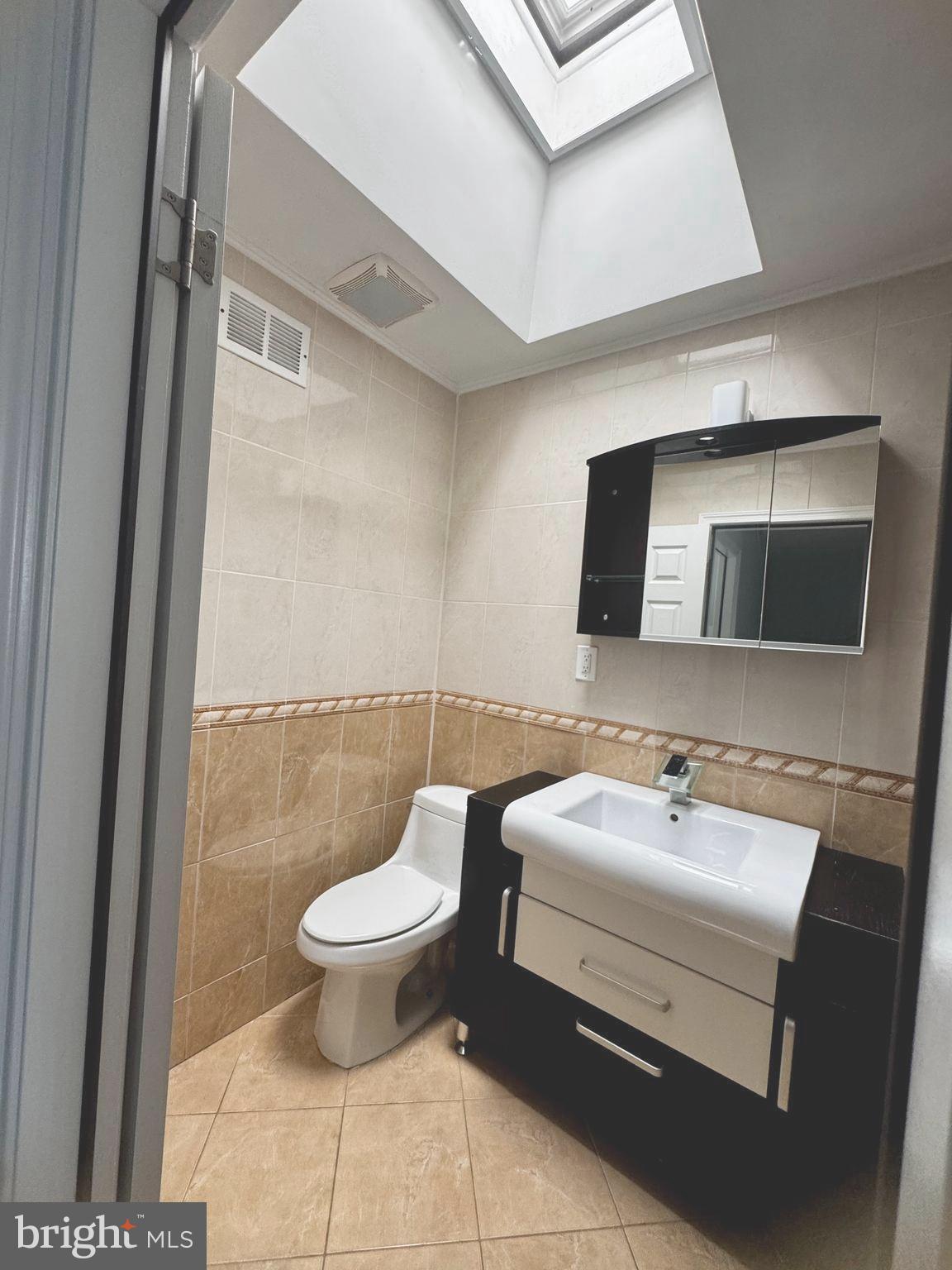 3627 Newberry Road Philadelphia, PA 19154 - Photo 19 of 28 a bathroom with a toilet sink and mirror