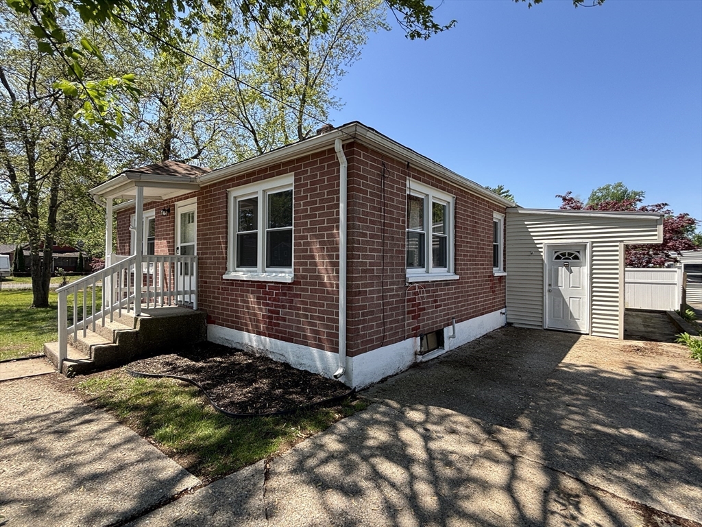 54 Phillips Avenue Springfield, MA 01119 - Photo 2 of 20 Gallery Image 2