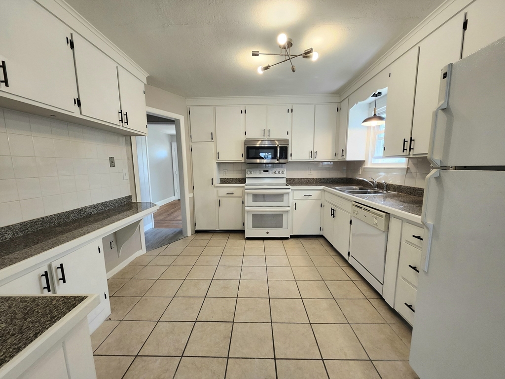 54 Phillips Avenue Springfield, MA 01119 - Photo 3 of 20 Gallery Image 3