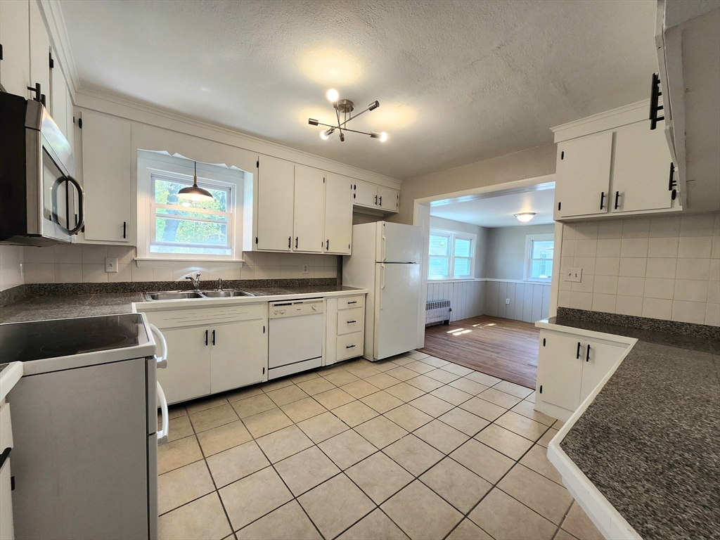 54 Phillips Avenue Springfield, MA 01119 - Photo 4 of 20 Gallery Image 4