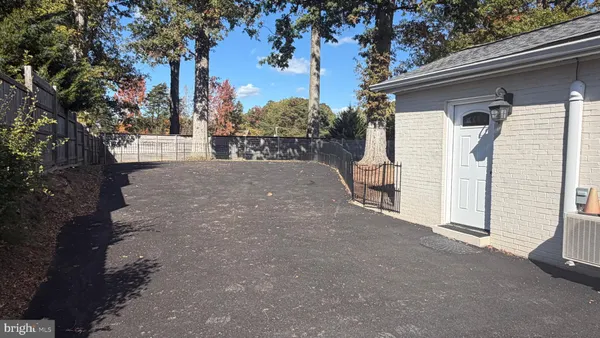 a view of a backyard space