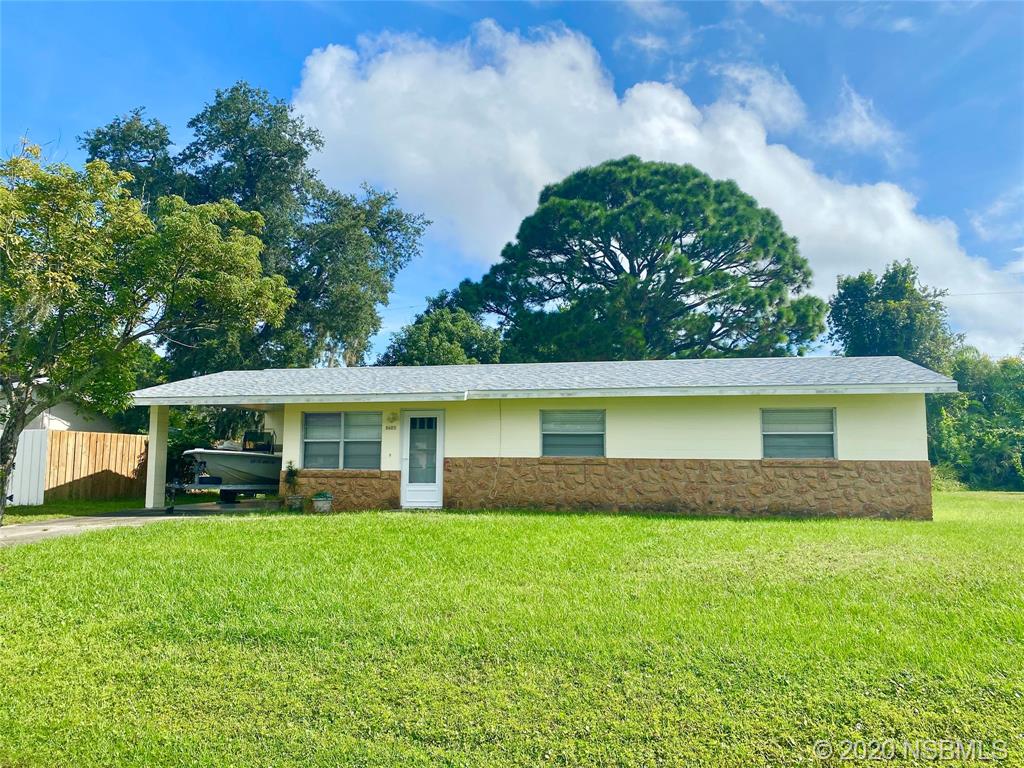 a view of house with a yard