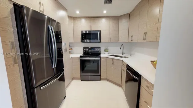 $5,000 | 5601 Collins Avenue, Unit 1225, Miami Beach, FL 33140