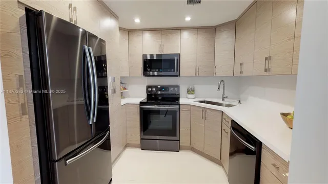 $5,000 | 5601 Collins Avenue, Unit 1225, Miami Beach, FL 33140