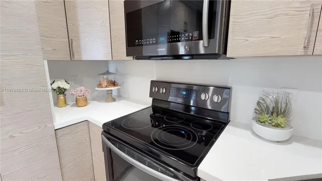 $5,000 | 5601 Collins Avenue, Unit 1225, Miami Beach, FL 33140