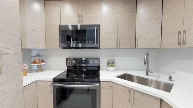 $5,000 | 5601 Collins Avenue, Unit 1225, Miami Beach, FL 33140