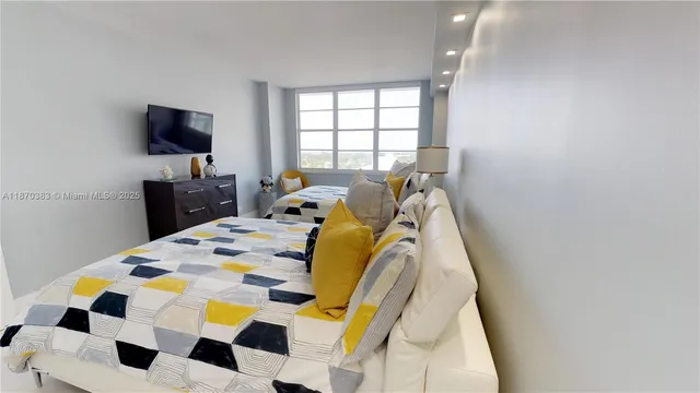 $5,000 | 5601 Collins Avenue, Unit 1225, Miami Beach, FL 33140