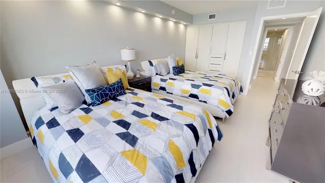 $5,000 | 5601 Collins Avenue, Unit 1225, Miami Beach, FL 33140