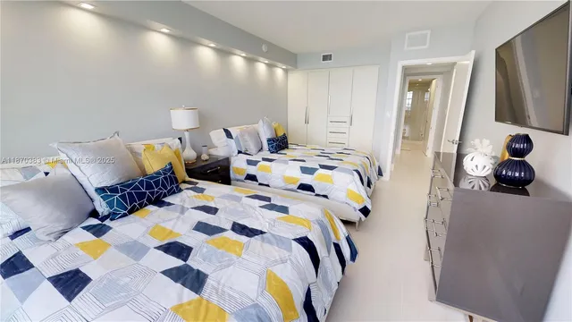 $5,000 | 5601 Collins Avenue, Unit 1225, Miami Beach, FL 33140