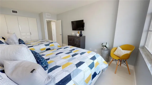 $5,000 | 5601 Collins Avenue, Unit 1225, Miami Beach, FL 33140
