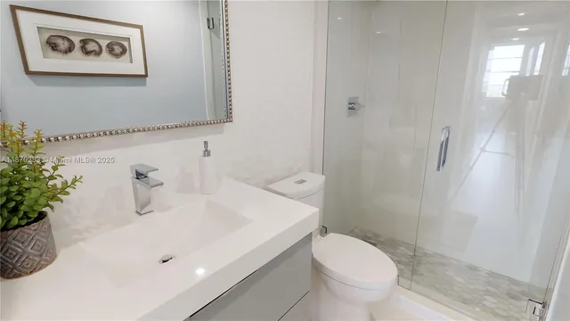 $5,000 | 5601 Collins Avenue, Unit 1225, Miami Beach, FL 33140