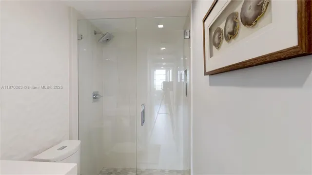 $5,000 | 5601 Collins Avenue, Unit 1225, Miami Beach, FL 33140