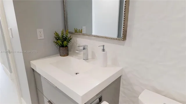 $5,000 | 5601 Collins Avenue, Unit 1225, Miami Beach, FL 33140