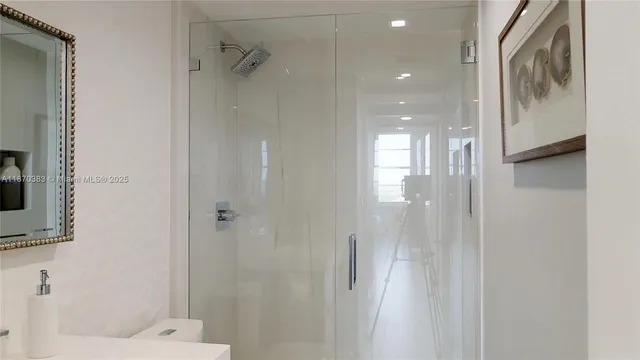 $5,000 | 5601 Collins Avenue, Unit 1225, Miami Beach, FL 33140