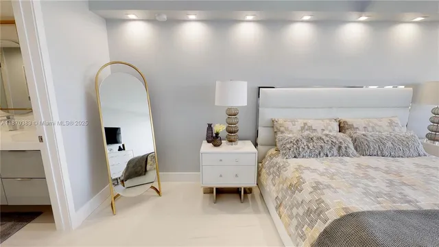 $5,000 | 5601 Collins Avenue, Unit 1225, Miami Beach, FL 33140