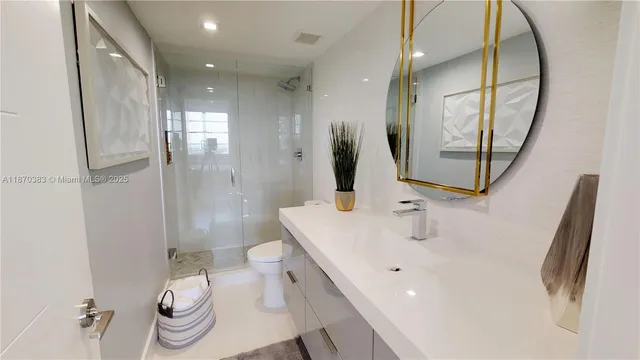 $5,000 | 5601 Collins Avenue, Unit 1225, Miami Beach, FL 33140