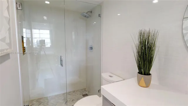 $5,000 | 5601 Collins Avenue, Unit 1225, Miami Beach, FL 33140