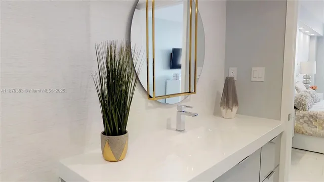 $5,000 | 5601 Collins Avenue, Unit 1225, Miami Beach, FL 33140